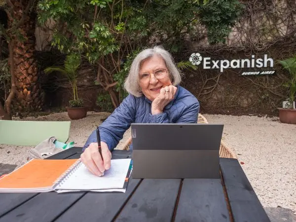 Studente over 50 in un caffè di Buenos Aires mentre legge un libro durante una vacanza studio di spagnolo