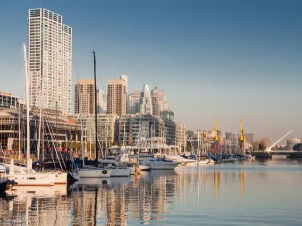 Vista del porto di Buenos Aires con navi attraccate e area portuale sullo sfondo della città argentina Vista del porto di Buenos Aires con navi attraccate e area portuale sullo sfondo della città argentina