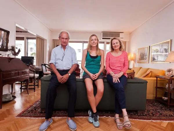 Famiglia ospitante a Buenos Aires che accoglie uno studente adulto in un ambiente domestico caldo e accogliente Famiglia ospitante a Buenos Aires che accoglie uno studente adulto in un ambiente domestico caldo e accogliente