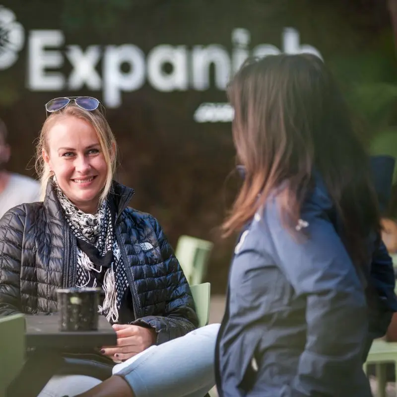 Studenti adulti over 50 in un caffè di Buenos Aires durante il tempo libero mentre conversano e si rilassano dopo le lezioni di spagnolo Studenti adulti over 50 in un caffè di Buenos Aires durante il tempo libero mentre conversano e si rilassano dopo le lezioni di spagnolo