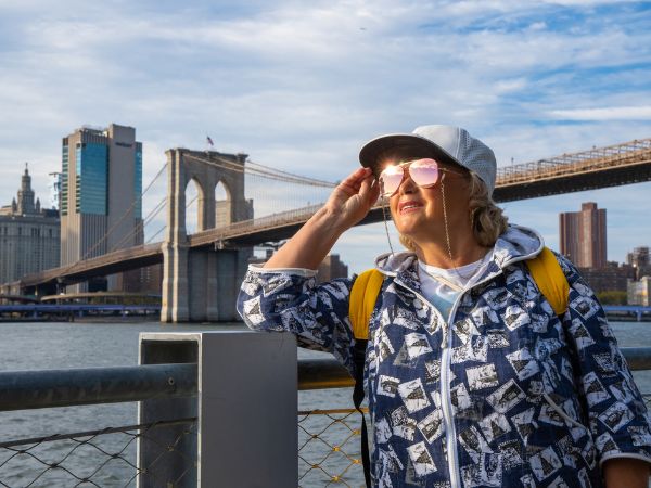 Viaggiatrice sola over 50 che esplora Manhattan durante una vacanza studio
