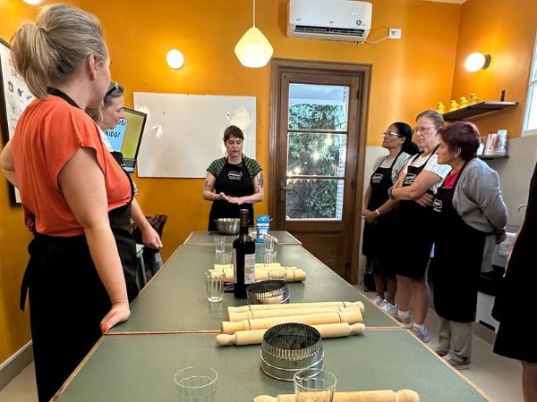 Lezione pratica di cucina tradizionale con spiegazioni durante vacanza studio Lezione pratica di cucina tradizionale con spiegazioni durante vacanza studio