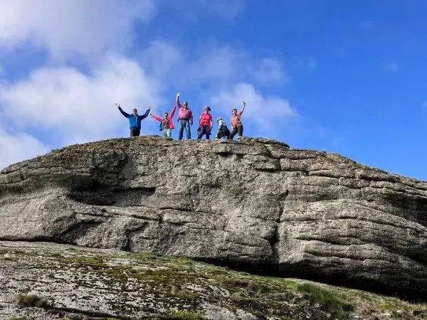 Escursione nel Dartmoor National Park durante il tempo libero tra natura, paesaggi selvaggi e colline del Devon in Inghilterra. Escursione nel Dartmoor National Park durante il tempo libero tra natura, paesaggi selvaggi e colline del Devon in Inghilterra.